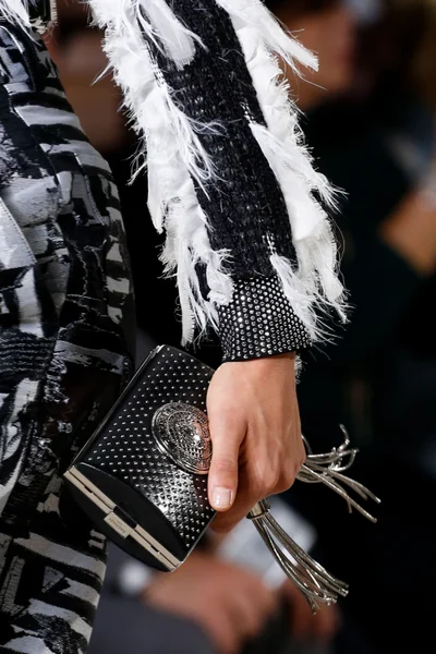 Look 16
